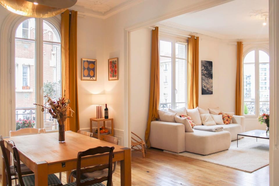 Spacious and bright 95m apartment in Courbevoie Apartment in Courbevoie