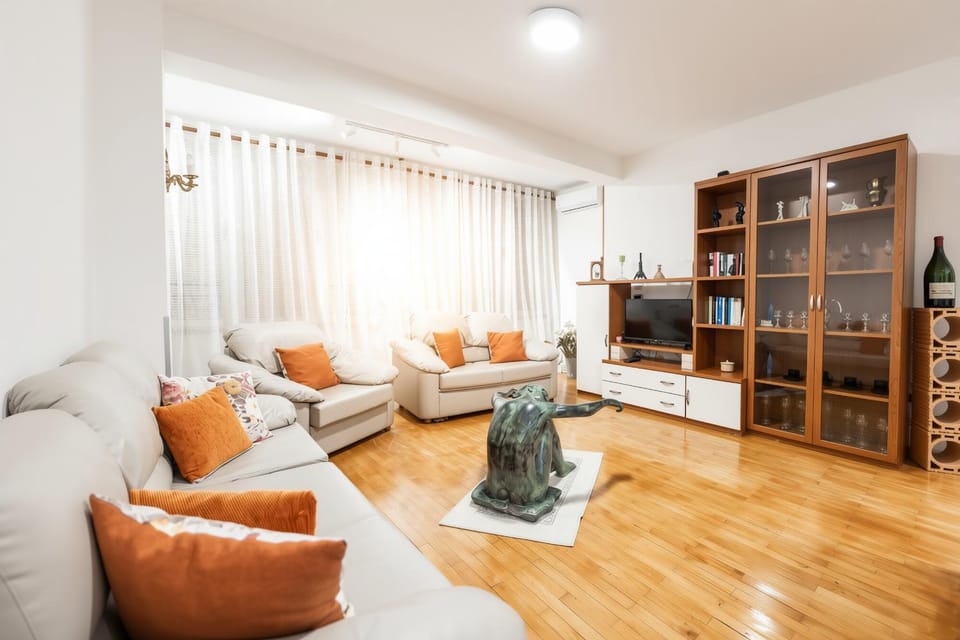 Communal lounge/ TV room, Library, TV and multimedia, Living room, Seating area, Evening entertainment