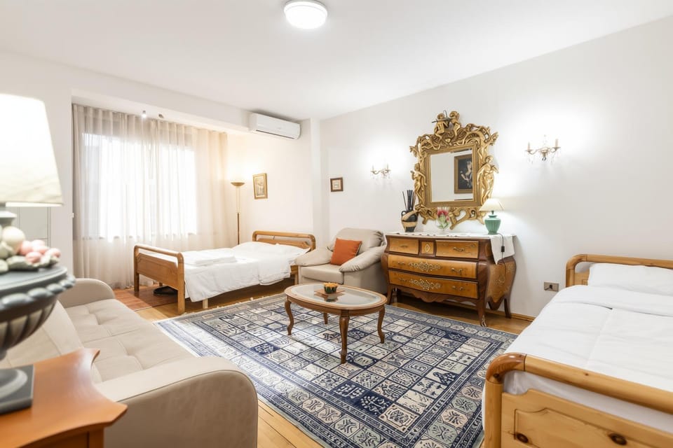 Bed, Photo of the whole room, Seating area, Bedroom, air conditioner
