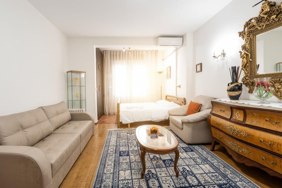 Bed, Seating area, Bedroom, air conditioner
