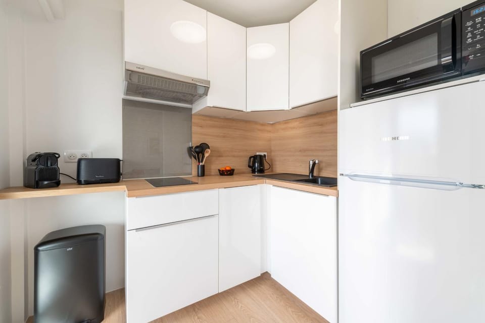 Coffee/tea facilities, Kitchen or kitchenette, stove