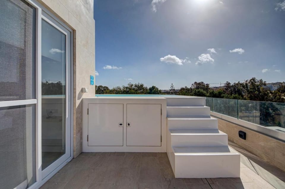 Beautiful Modern Penthouse with Pool and Sea View Apartment in Malta