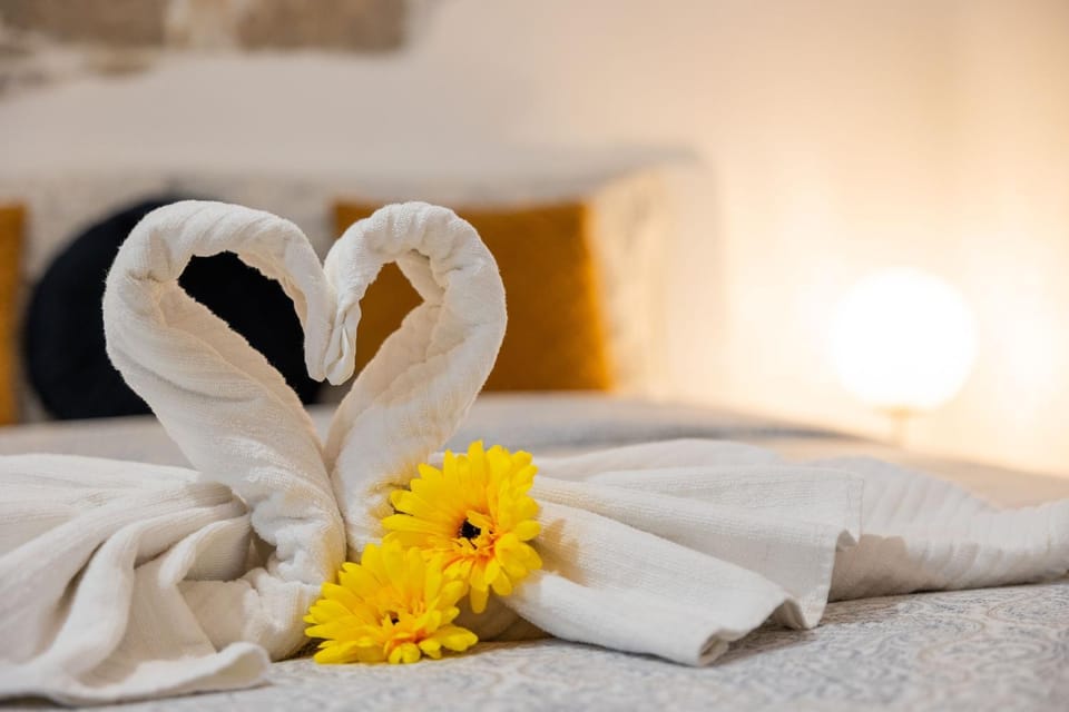 Bedroom, towels