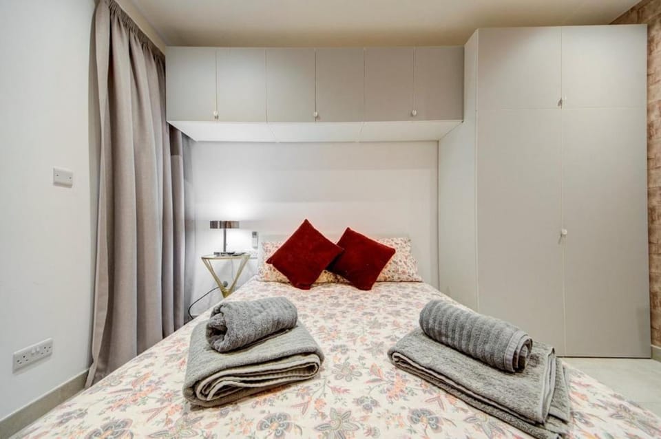 Modern 2BR With Spinola Views Near Paceville Apartment in Saint Julians