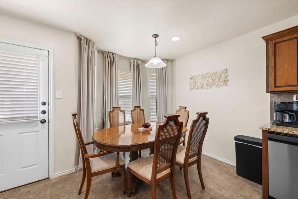 NEW Killeen 8-10 Bd sleeps max 10 ppl 5 min to Fort Hood Families Groups Pets Ok - Professionally Managed by Stay Albatross House in Killeen