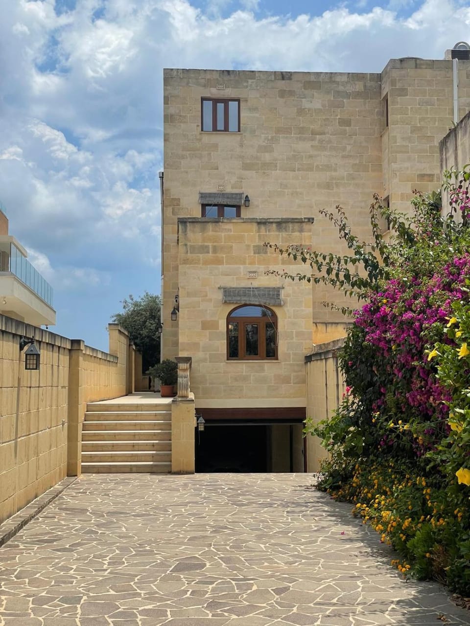 Facade/entrance