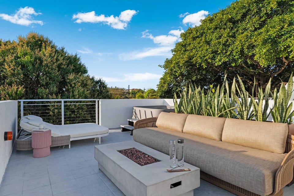 Casa Anton- Artist Home Pool & Rooftop Hot Tub House in Coral Gables