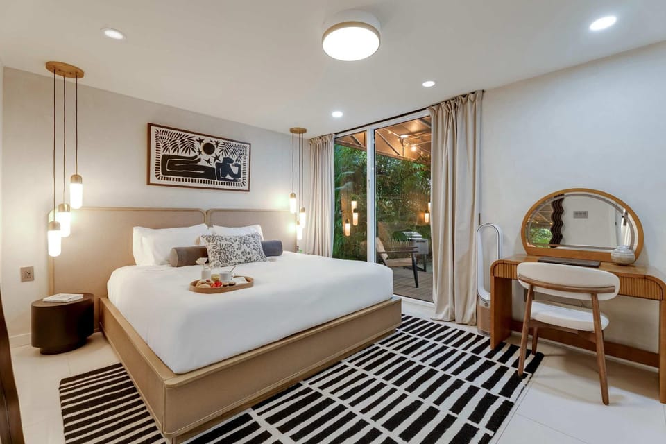 Casa Anton- Artist Home Pool & Rooftop Hot Tub House in Coral Gables