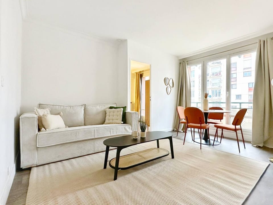 Charming Parisian Apartment in the Heart of the 20th Arrondissement Apartment in Paris