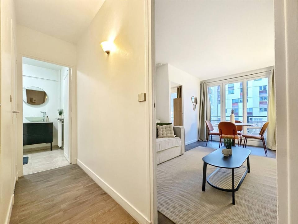 Charming Parisian Apartment in the Heart of the 20th Arrondissement Apartment in Paris