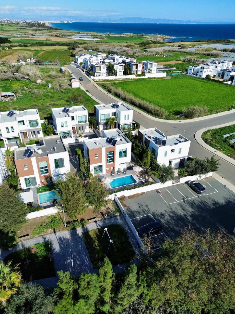 Property building, Day, Neighbourhood, Natural landscape, Bird's eye view, Sea view, Swimming pool, Parking