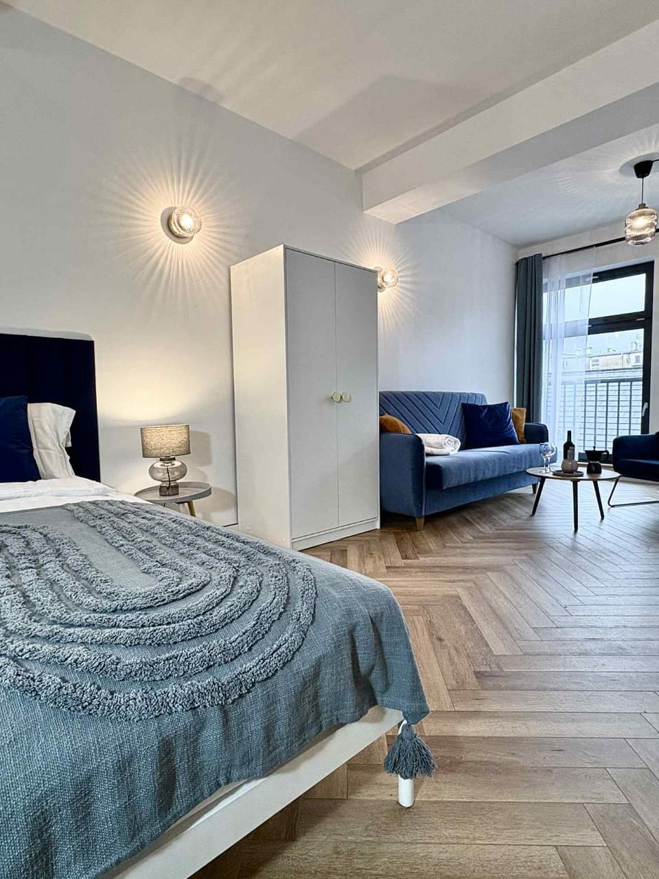 Bed, Living room, Photo of the whole room, Seating area