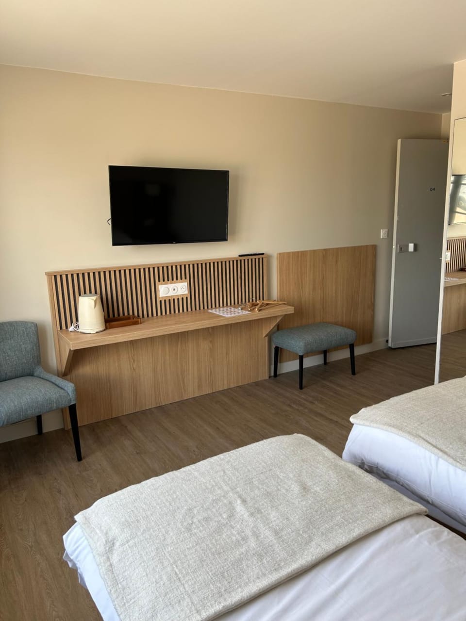 Bed, TV and multimedia, Bedroom