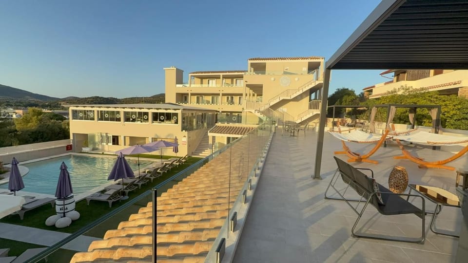 Patio, Natural landscape, Balcony/Terrace, Mountain view, Pool view, Swimming pool