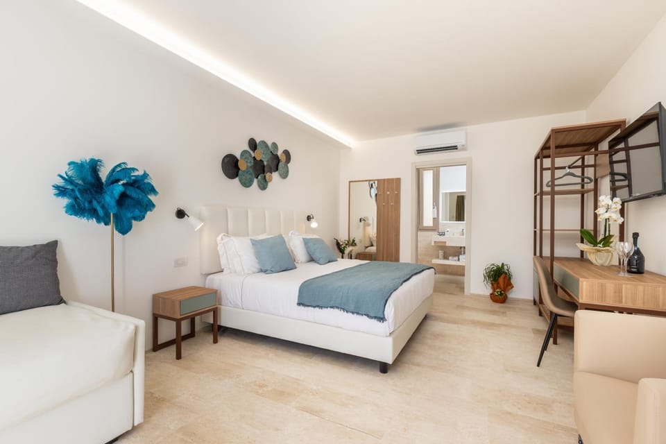 Bed, Living room, Photo of the whole room, Seating area, Bedroom