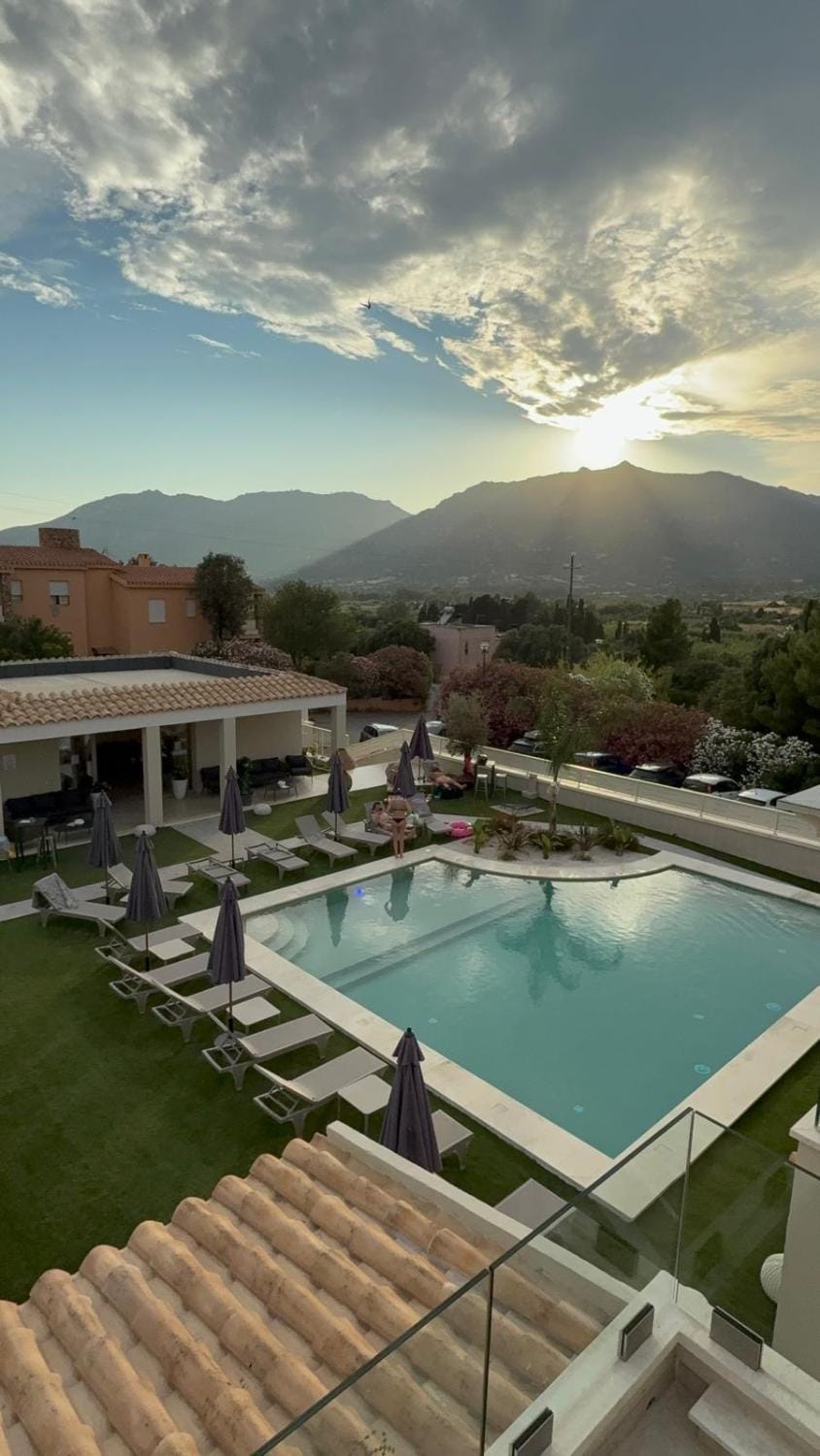 Day, Mountain view, Pool view, Swimming pool, sunbed