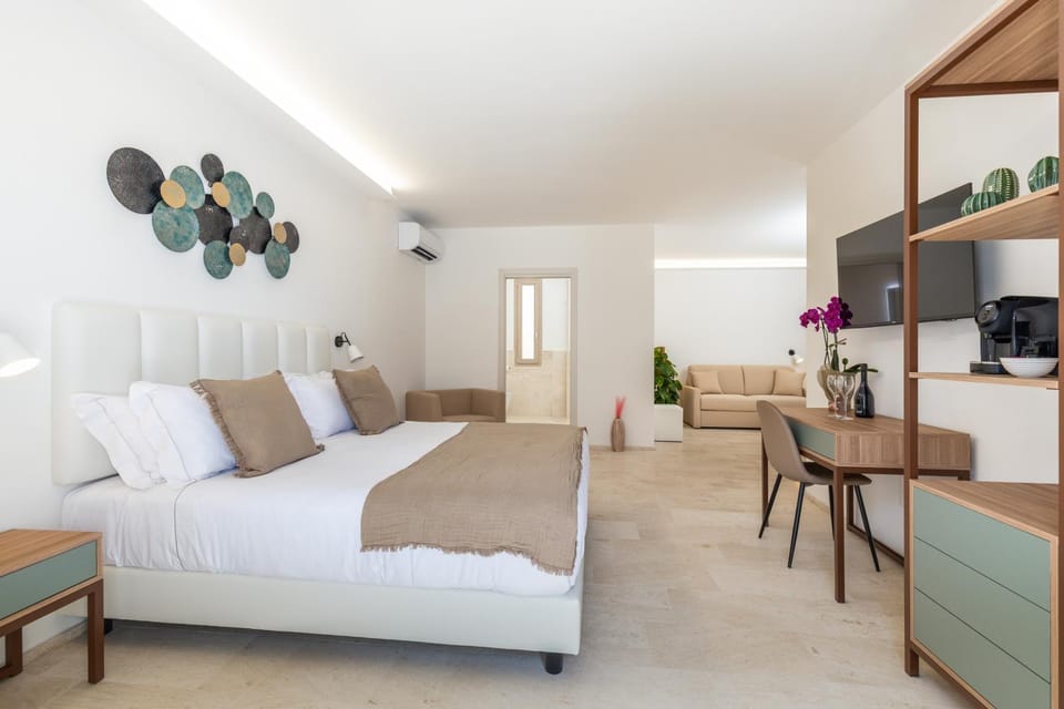 Bed, Living room, Bedroom, minibar