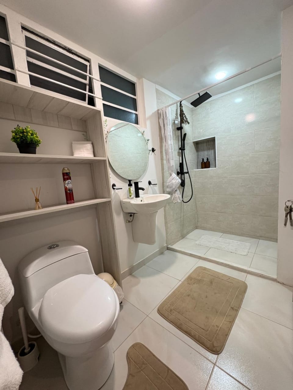 Shower, Toilet, Bathroom, Decorative detail, towels