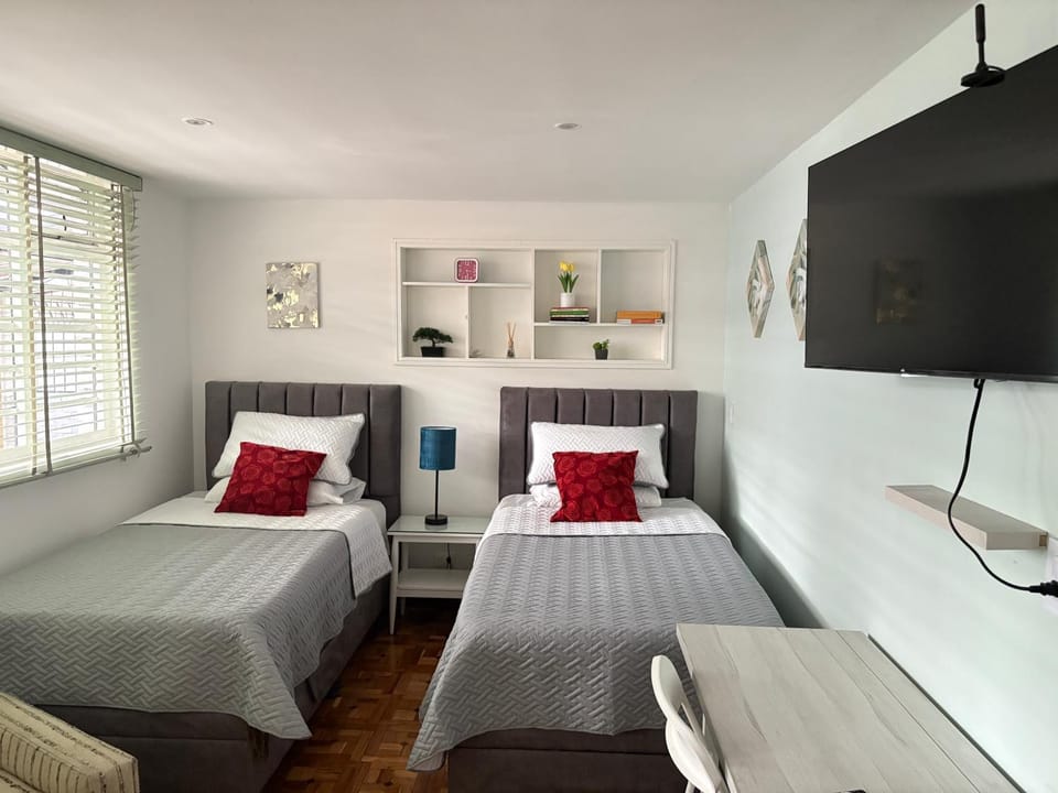 Bed, TV and multimedia, Decorative detail, Bedroom, furniture, internet