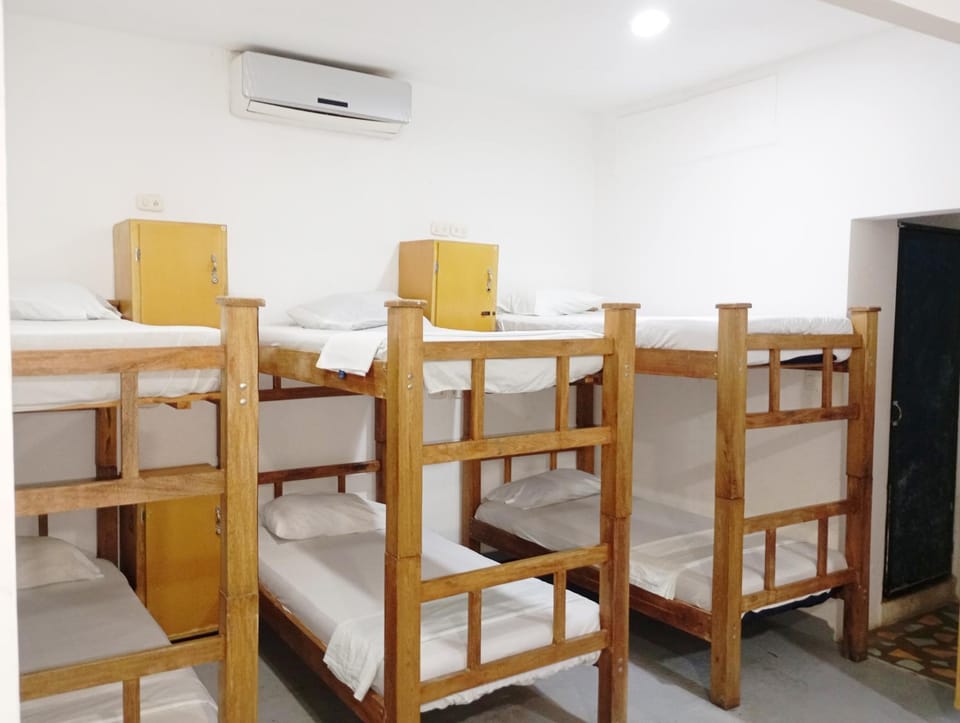 Bed, Photo of the whole room, Bedroom, bunk bed, air conditioner