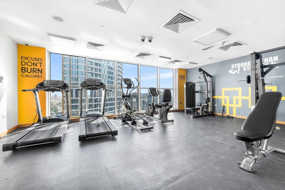Free housekeeping visits during your stay - StayShort - Stunning 1 Bed in Business Bay that Sleeps 4 with Burj Views Apartment in Dubai