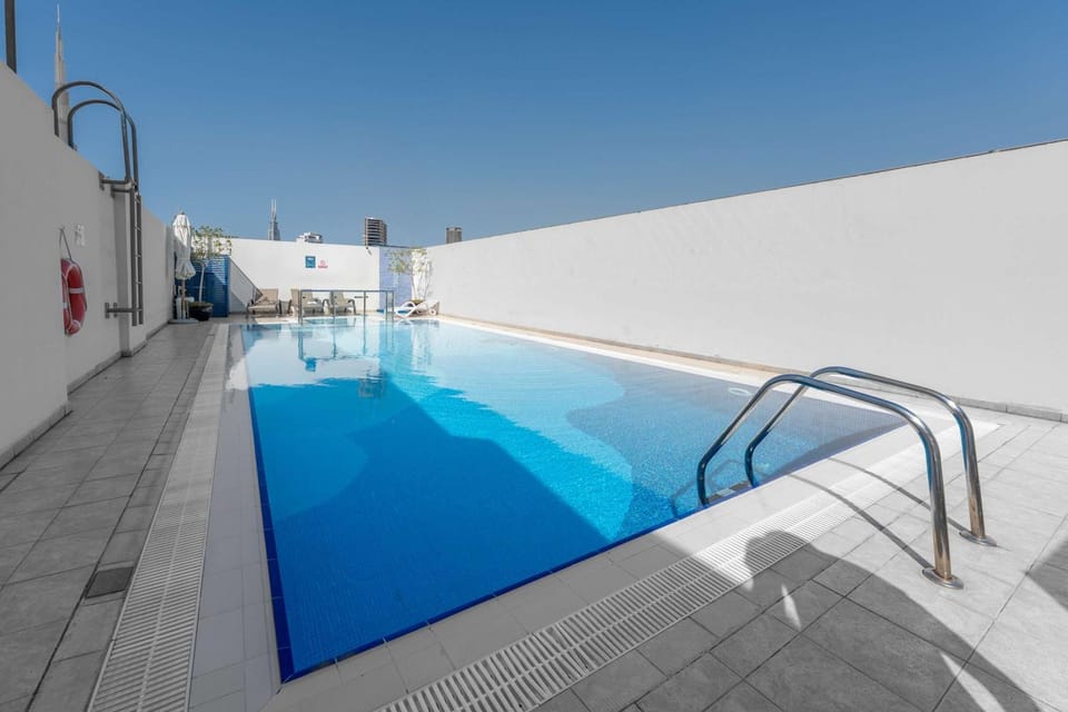Free housekeeping visits during your stay - StayShort - Stunning 1 Bed in Business Bay that Sleeps 4 with Burj Views Apartment in Dubai