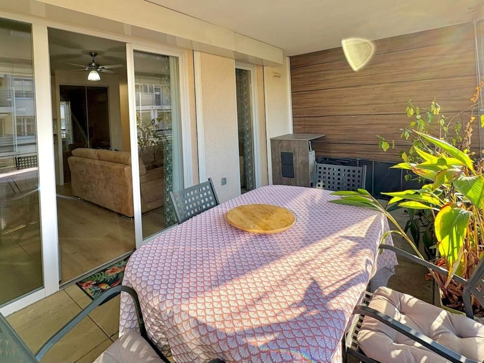 Plein coeur de Saint Raphael acces mer, parking et terrasse Apartment in Fréjus