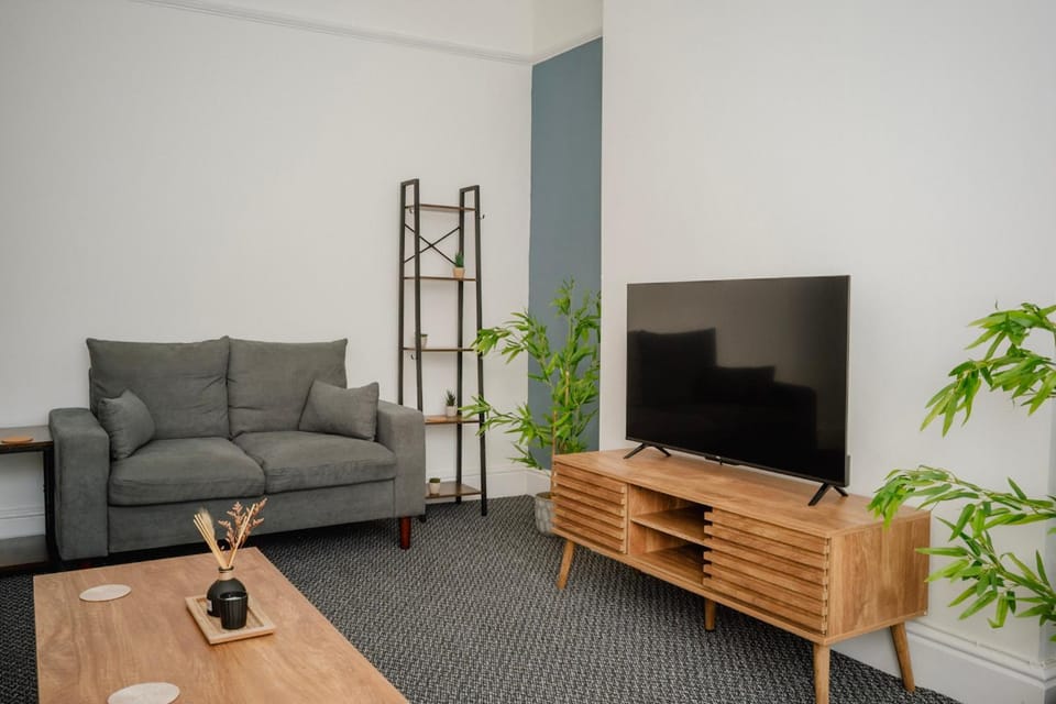 Communal lounge/ TV room, TV and multimedia, Living room, Seating area, Evening entertainment
