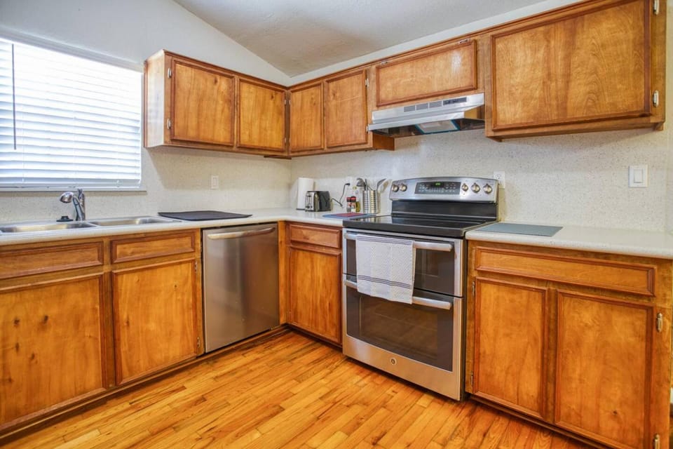 Seaside Serenity - Tranquil Retreat Near Mustang House in Flour Bluff