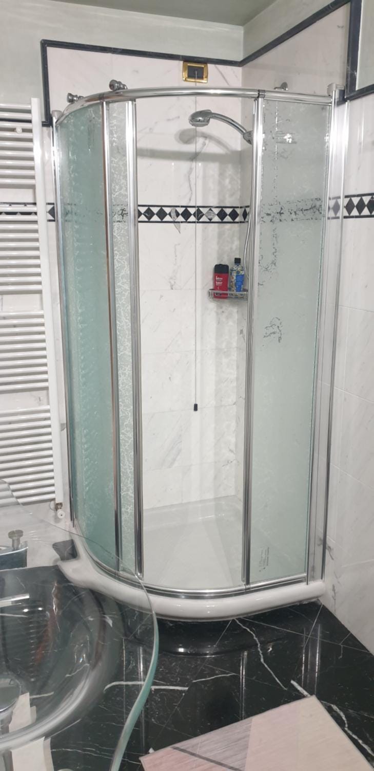 Shower, Facade/entrance