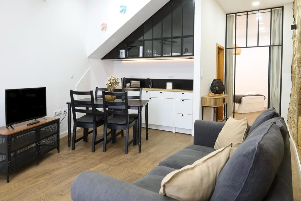 Kitchen or kitchenette, Living room, Seating area, Dining area