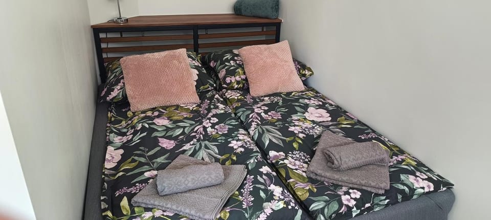 Bedroom, towels