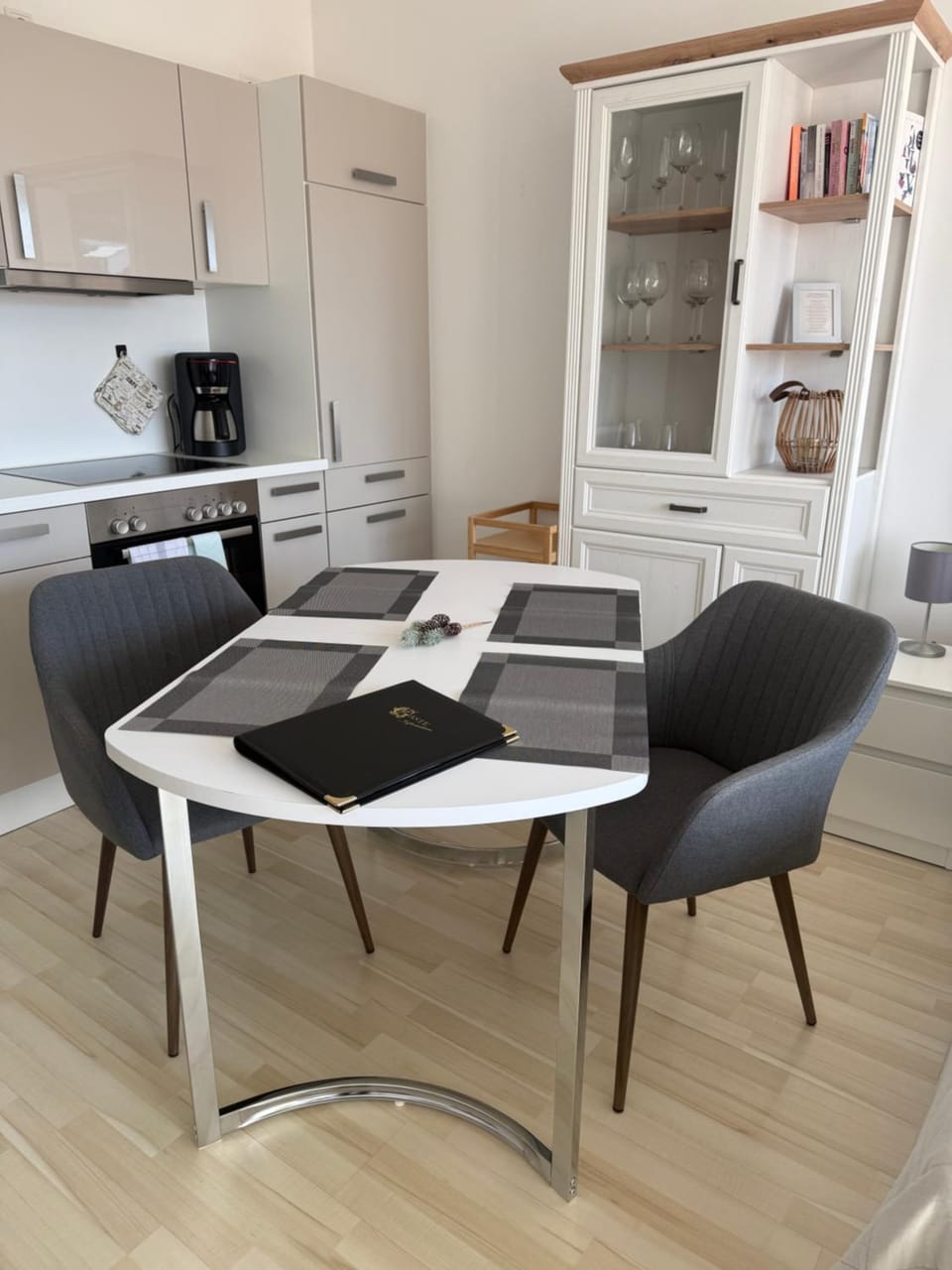 Kitchen or kitchenette, Seating area, Dining area, stove