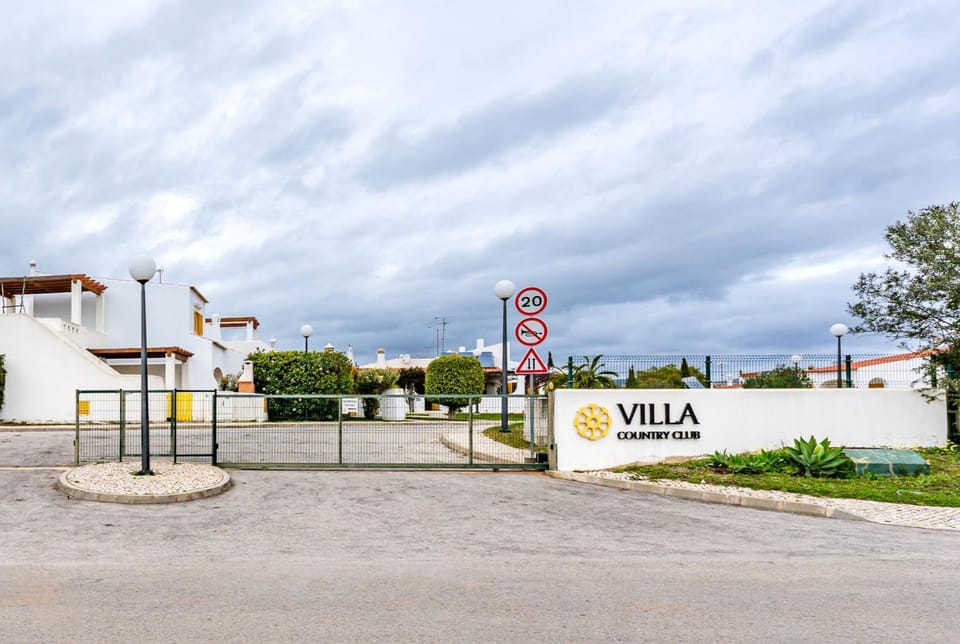 Property building, Facade/entrance, Off site