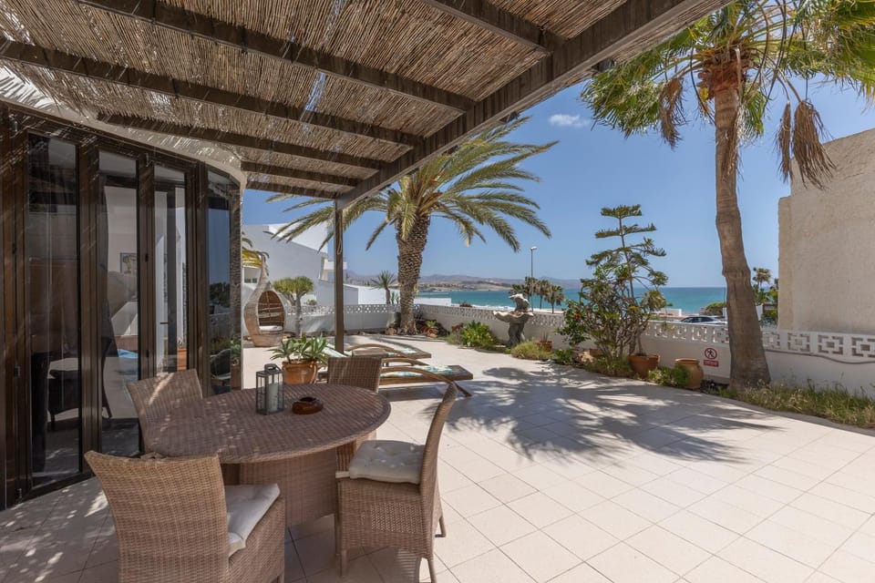 Property building, Balcony/Terrace, Living room