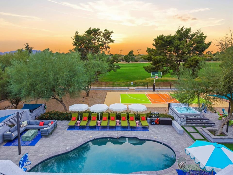 Fun-Filled Oasis - Pool Pickleball Games Galore House in Scottsdale