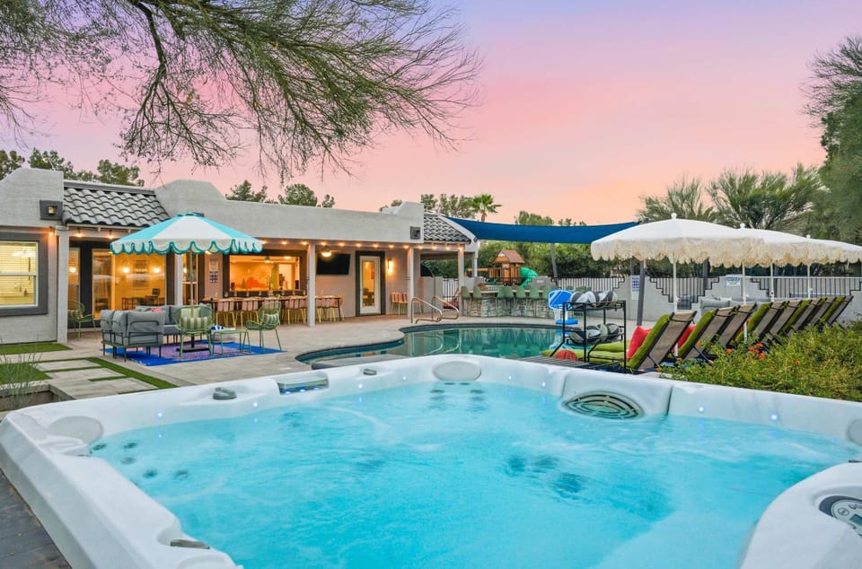 Fun-Filled Oasis - Pool Pickleball Games Galore House in Scottsdale