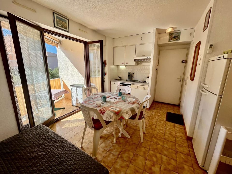 Kitchen or kitchenette, Seating area, Dining area, stove