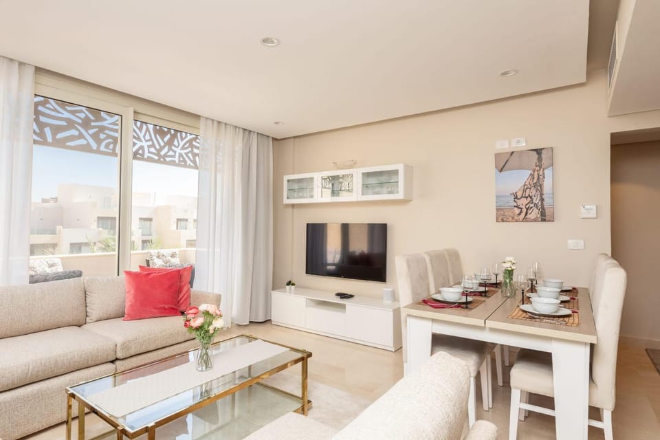 Luxe 3BDR w Private Rooftop Jacuzzi & Beach Access Apartment in Hurghada