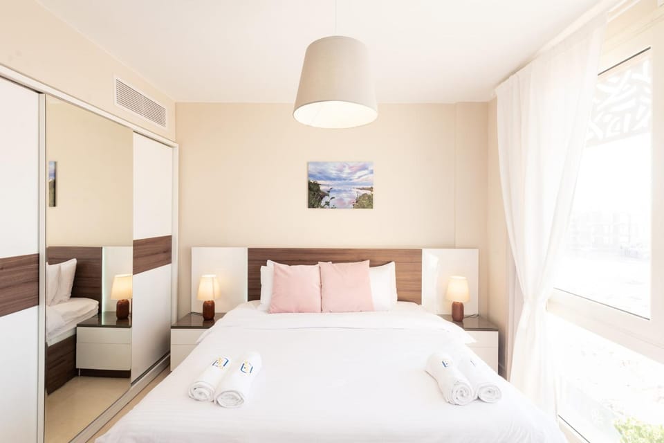 Luxe 3BDR w Private Rooftop Jacuzzi & Beach Access Apartment in Hurghada