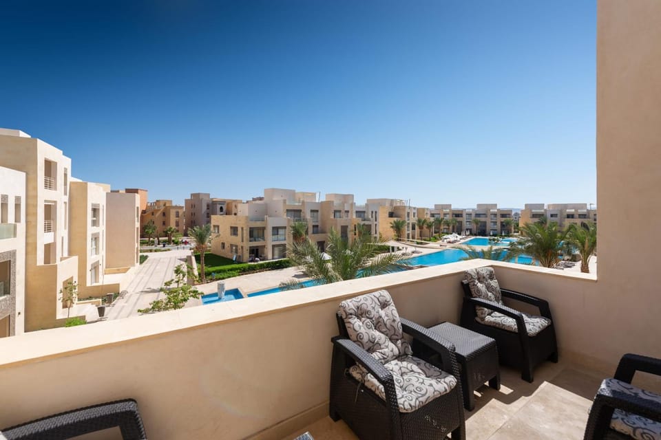 Luxe 3BDR w Private Rooftop Jacuzzi & Beach Access Apartment in Hurghada