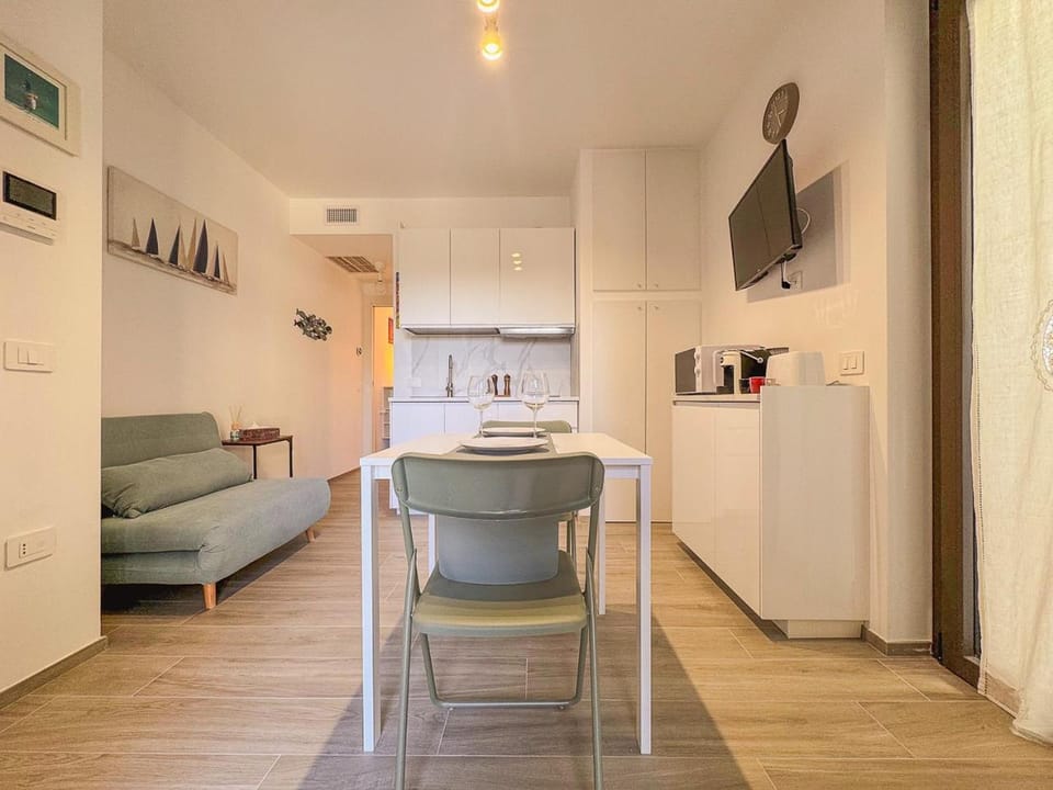Comfort moderno e semplicità by Host Hero Apartment in Civitanova Marche