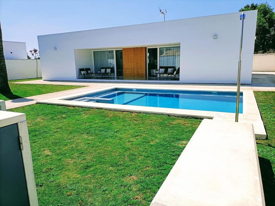 Property building, Patio, Day, Garden, Garden view, Pool view, Swimming pool, sunbed