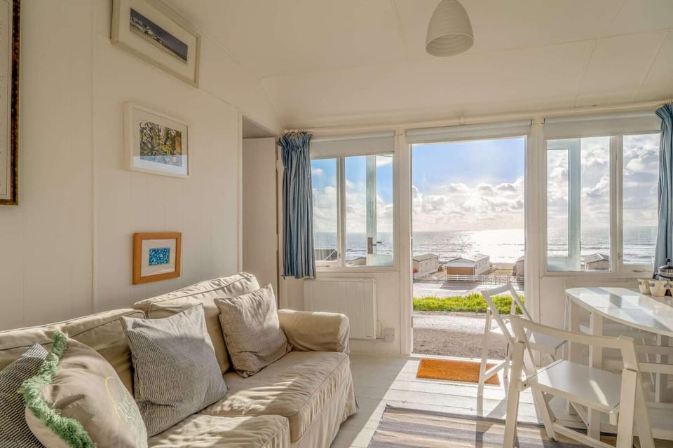 Sea Forever Wake up to uninterrupted sea views Chalet in Lyme Regis