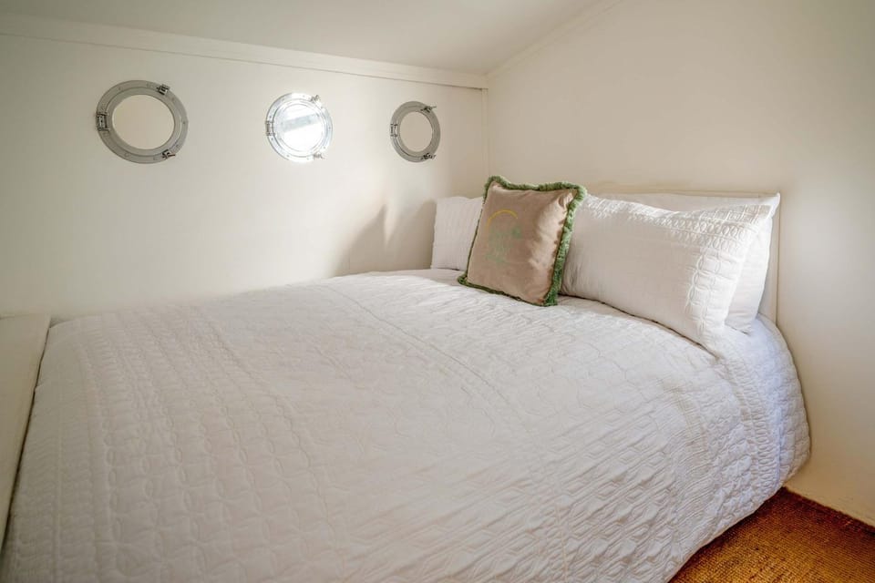 Sea Forever Wake up to uninterrupted sea views Chalet in Lyme Regis