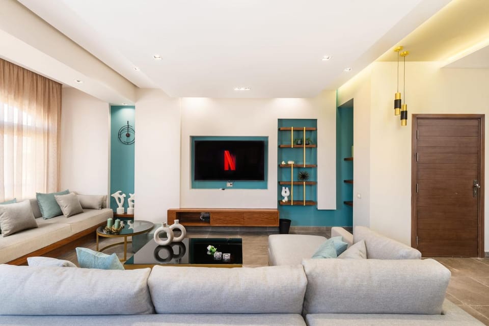The Sleek & Ritzy 2 BDR 15 min from CAI Airpt Apartment in New Cairo City