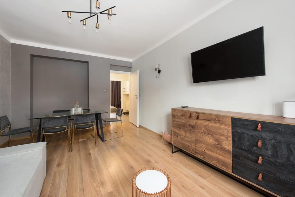 TV and multimedia, Living room, Photo of the whole room, Evening entertainment, Bedroom