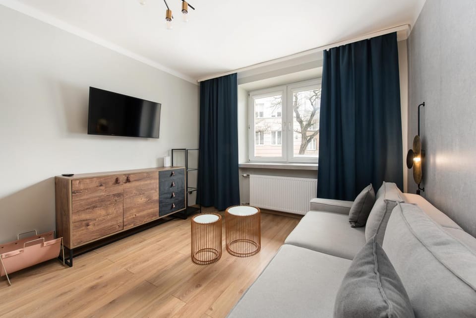 Bed, TV and multimedia, Living room, Photo of the whole room, Seating area, Evening entertainment, Bedroom