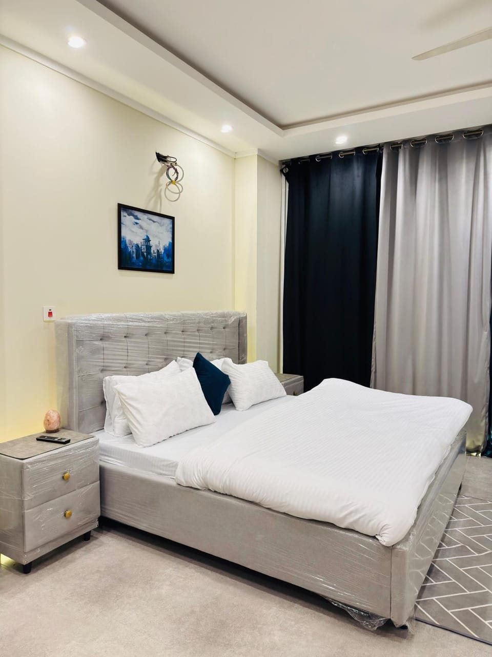 Bed, Living room, Photo of the whole room, Bedroom