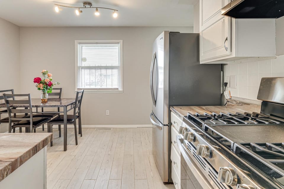 6 Mi to Downtown Columbus: Quiet Home w/ Yard House in Ohio
